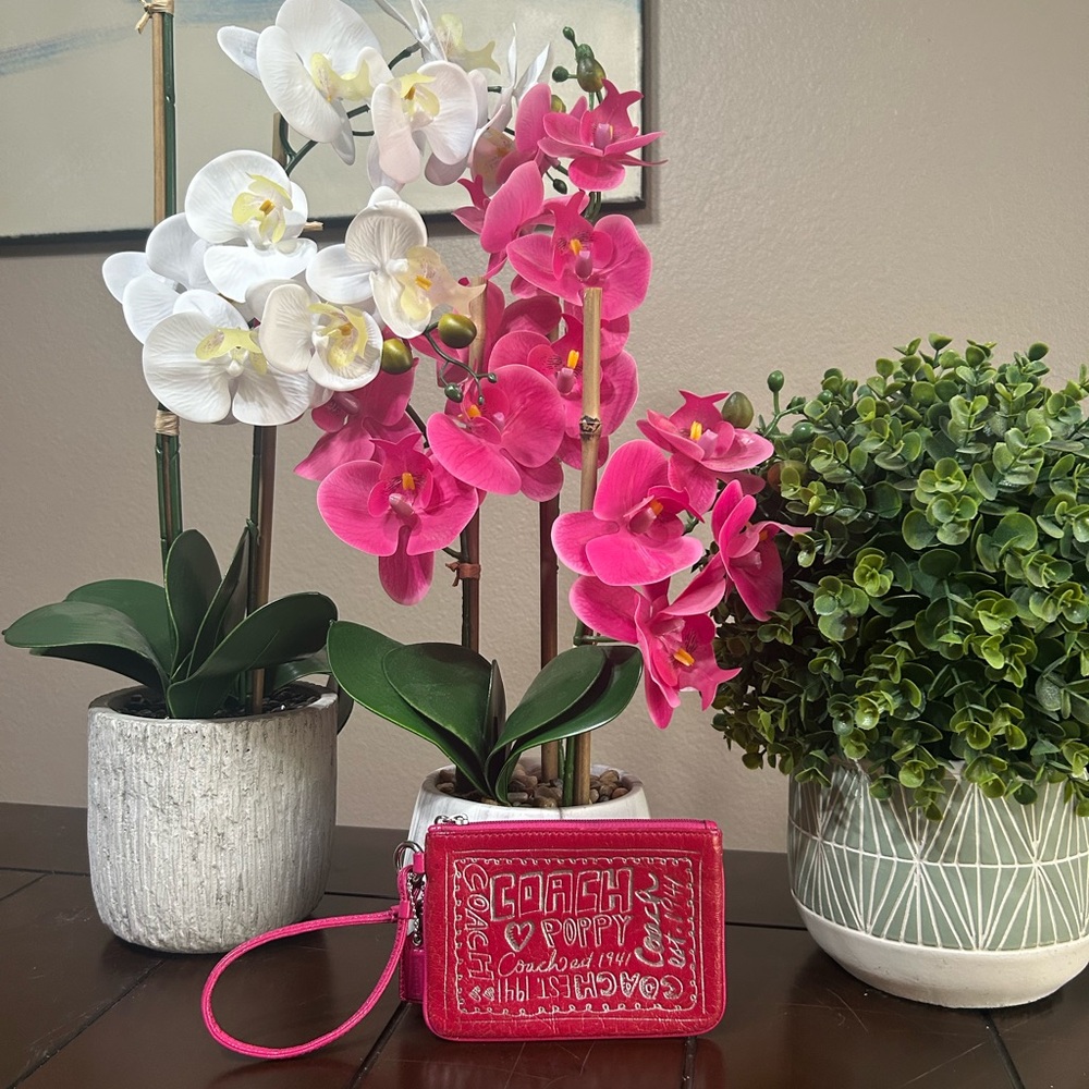 COACH POPPY Pink wristlet